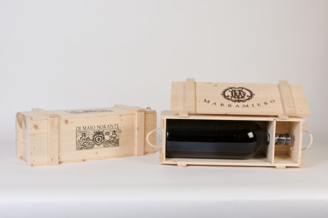 Cassetta Magnum Francese da 6 lt. - Composta in legno spessorato da 10 mm e levigato.
Tinteggiatura in noce chiaro e scuro, ciliegio e castagno.
La confezione è per 1 bottiglia da 6 lt.